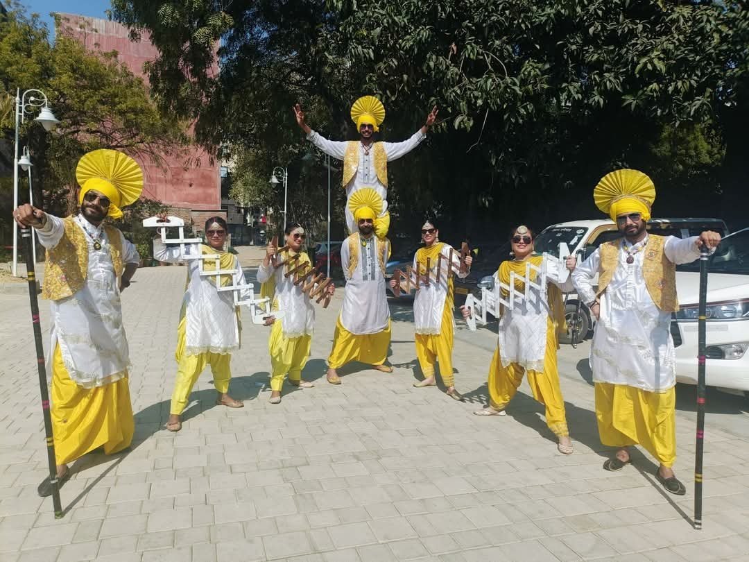 Traditionally dressed welcome girls carrying decorated thaals for guest reception